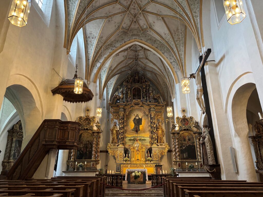 Frauenwörth - Blick ins Münster auf den Altar mit dem Bildnis der Irmengard