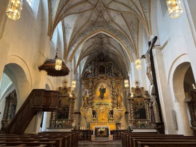 Frauenwörth - Blick ins Münster auf den Altar mit dem Bildnis der Irmengard