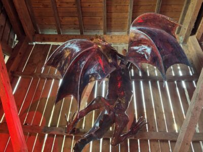 Künstlerin Barbara Bertram steuert der Ausstellung ""Ansichtssache" einen fauchenden Drachen bei